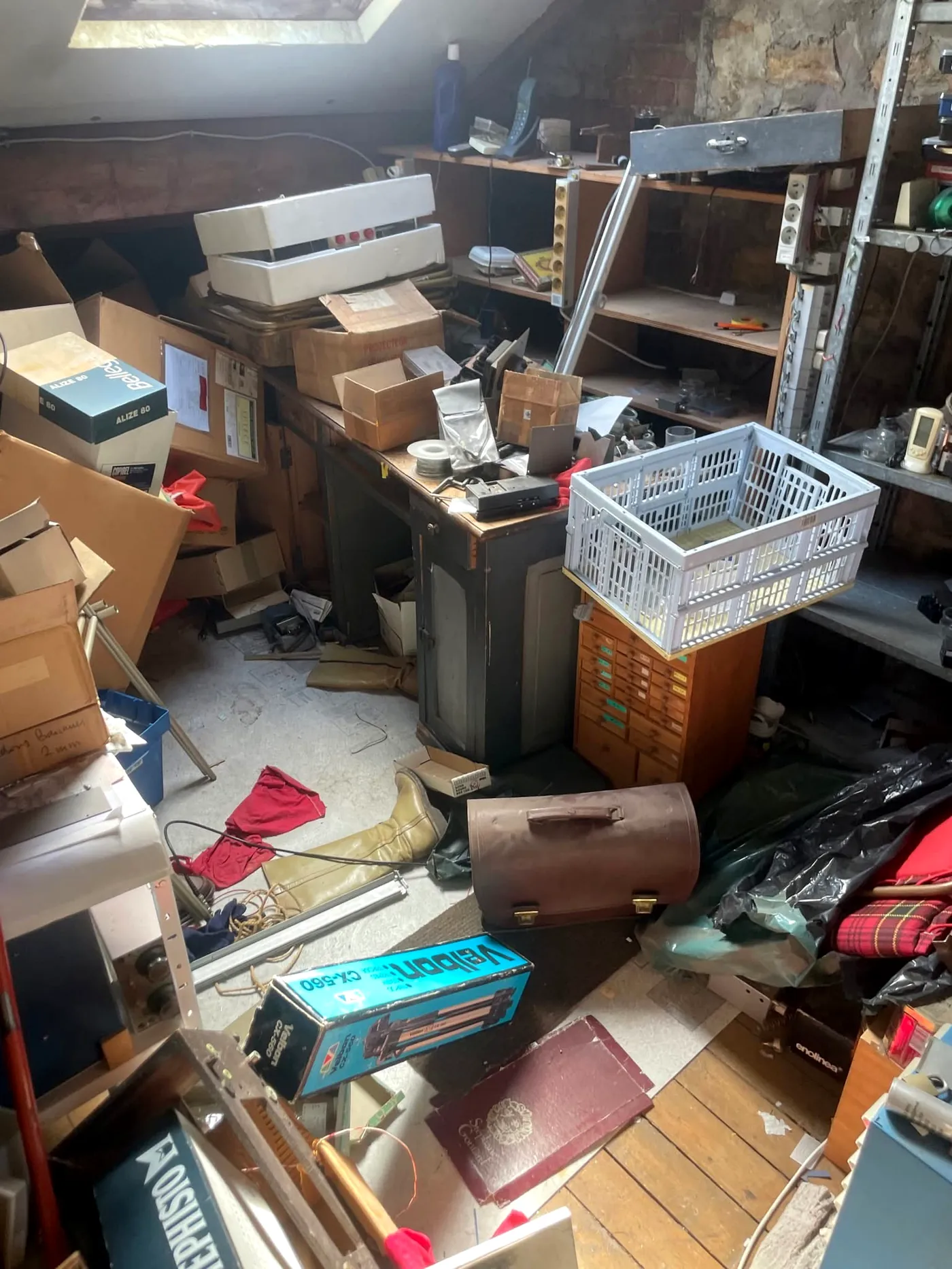 Atelier et grenier encombrés avant intervention