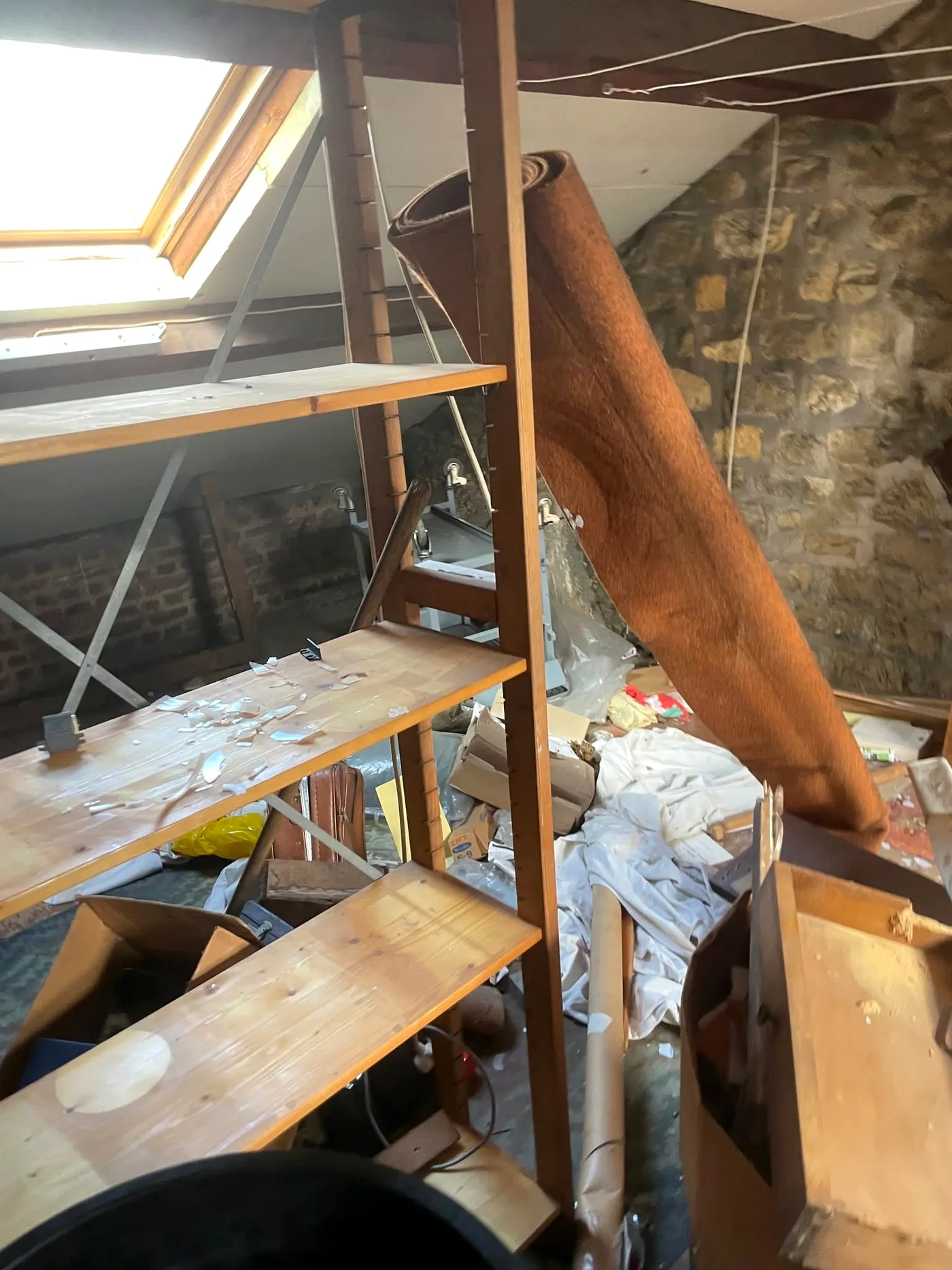 Étagères et tapis entreposés avant tri